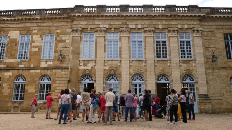 Un groupe de visiteurs devant la façade de la préfecture du Gers à Auch